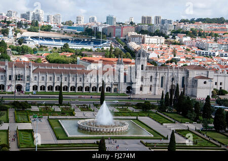 Avis de Mosteiro dos Jerónimos à partir du haut de Padrão dos Descobrimentos Banque D'Images