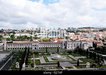 Avis de Mosteiro dos Jerónimos à partir du haut de Padrão dos Descobrimentos Banque D'Images