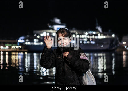 Athènes, Grèce. 28 Février, 2016. A smiling young vagues de réfugiés après avoir atteint le port du Pirée en Grèce le 28 février 2016. Le bateau grec 'Adriadne' transféré quelque 1 200 personnes de la mer Égée et les îles de Lesbos, Chios, comme plus de 20 000 réfugiés qui ont débarqué de Turquie dernièrement restent bloqués en Grèce au cours de la semaine dernière grâce à l'amélioration des restrictions à la frontière sur le chemin de l'Europe centrale. Le Lefteris Crédit : Partsalis/Xinhua/Alamy Live News Banque D'Images