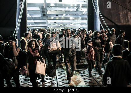 Athènes, Grèce. 28 Février, 2016. Les réfugiés arrivent au port du Pirée en Grèce continentale le 28 février 2016. Le bateau grec 'Adriadne' transféré quelque 1 200 personnes de la mer Égée et les îles de Lesbos, Chios, comme plus de 20 000 réfugiés qui ont débarqué de Turquie dernièrement restent bloqués en Grèce au cours de la semaine dernière grâce à l'amélioration des restrictions à la frontière sur le chemin de l'Europe centrale. Le Lefteris Crédit : Partsalis/Xinhua/Alamy Live News Banque D'Images