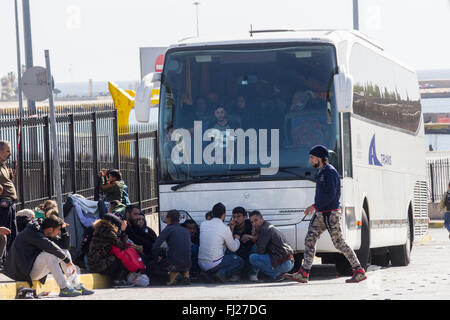 Athènes, Grèce. 28 Février, 2016. Les réfugiés et les immigrants en provenance de Syrie, l'Afghanistan et l'Iraq d'attendre au port du Pirée pour embarquer vers l'autobus qui les mènera vers la Grèce-ARYM les frontières. Comme le camp à Eidomeni village près de la frontière est plein en raison de la fermeture des frontières de la police de l'ARYM, la moitié des bus n'a pas laissé, donc ils sont restés au port du Pirée. L'estimation du nombre de réfugiés en attente dans la Grèce pour la frontière d'ouvrir est d'environ 20,000. Credit : Kostas Pikoulas Libre prestation/Pacific Press/Alamy Live News Banque D'Images