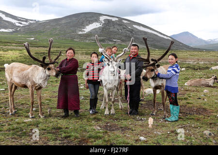 Dukha Tsaatan éleveurs de rennes nomades , famille , Mongolie Banque D'Images