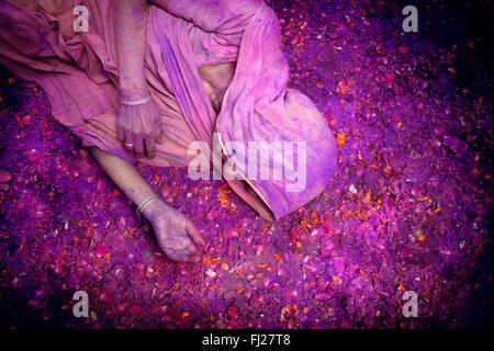 Veuve indienne célébrant Holi Vrindavan, Inde Banque D'Images