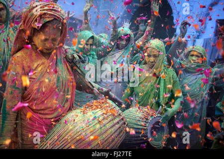 Les veuves indiennes célébrer Holi à Vrindavan, Inde Banque D'Images