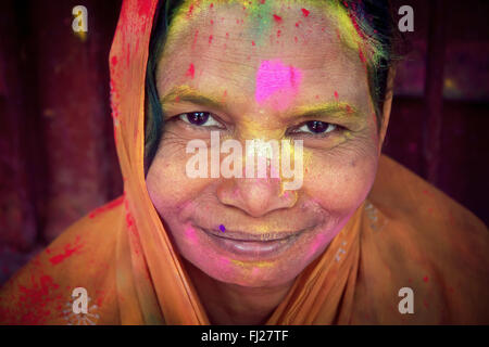 Portrait de la veuve hindoue Holi célébration à Vrindavan, Inde Banque D'Images