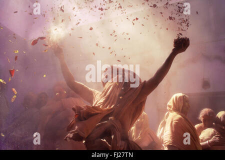 Les veuves indiennes célébrer Holi festival des couleurs à Vrindavan, Inde Banque D'Images