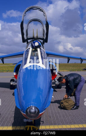 Eure (27), base aerienne d'Evreux, la Patrouille de France, pilote préparant son Alpha Jet // France, Eure (27), base aérienne de Ev Banque D'Images