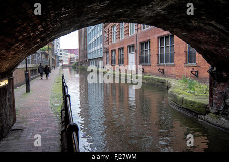 Rochdale Canal traversant le centre-ville de Manchester, où une vague de décès par noyade indiquent un tueur en série est active. Banque D'Images