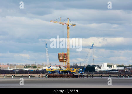 Nouveau pont en construction sur la rivière Mersey reliant Runcorn et Widnes. Banque D'Images