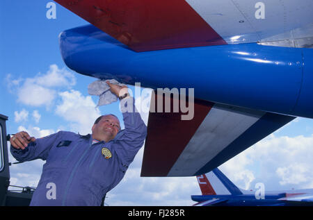 Eure (27), base aerienne d'Evreux, mecanicien de la Patrouille de France // France, Eure (27), base aérienne d'Evreux, l'anglais aerob Banque D'Images