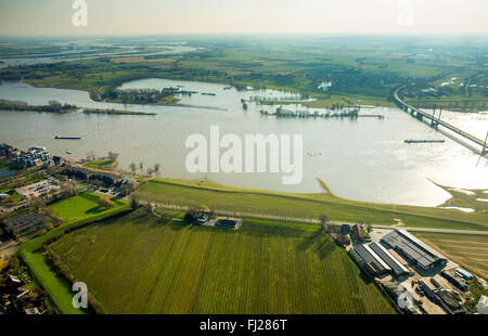 Vue aérienne, Rhin à Rees, pont à haubans de Kalkar, vue sur le Rhin et le centre-ville Rees avec navire, Rees, Rhin, à l'intérieur des terres Banque D'Images