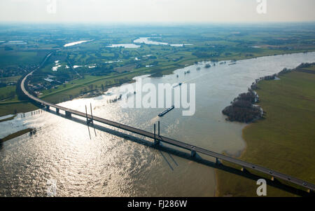 Vue aérienne, Rhin à Rees, pont à haubans de Kalkar, vue sur le Rhin et le centre-ville Rees avec navire, Rees, Rhin, à l'intérieur des terres Banque D'Images