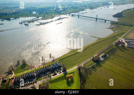 Vue aérienne, Rhin à Rees, pont à haubans de Kalkar, vue sur le Rhin et le centre-ville Rees avec navire, Rees, Rhin, à l'intérieur des terres Banque D'Images