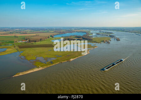 Vue aérienne, Rhin à Rees, pont à haubans de Kalkar, vue sur le Rhin et le centre-ville Rees avec navire, Rees, Rhin, à l'intérieur des terres Banque D'Images