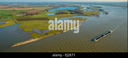 Vue aérienne, Rhin à Rees, pont à haubans de Kalkar, vue sur le Rhin et le centre-ville Rees avec navire, Rees, Rhin, à l'intérieur des terres Banque D'Images