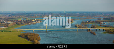 Vue aérienne, pont du Rhin autoroute fédérale 67 à Rees, pont à haubans de Kalkar, vue sur le Rhin dans le centre-ville de Rees Banque D'Images