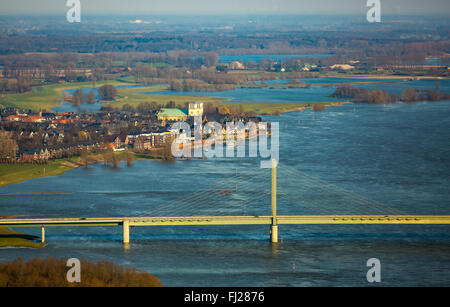 Vue aérienne, pont du Rhin autoroute fédérale 67 à Rees, pont à haubans de Kalkar, vue sur le Rhin dans le centre-ville de Rees Banque D'Images