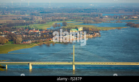 Vue aérienne, pont du Rhin autoroute fédérale 67 à Rees, pont à haubans de Kalkar, vue sur le Rhin dans le centre-ville de Rees Banque D'Images