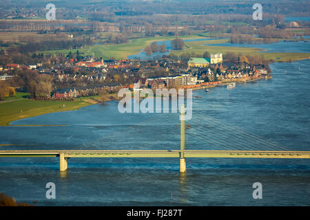 Vue aérienne, pont du Rhin autoroute fédérale 67 à Rees, pont à haubans de Kalkar, vue sur le Rhin dans le centre-ville de Rees Banque D'Images