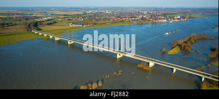 Vue aérienne, pont du Rhin autoroute fédérale 67 à Rees, pont à haubans de Kalkar, vue sur le Rhin dans le centre-ville de Rees Banque D'Images