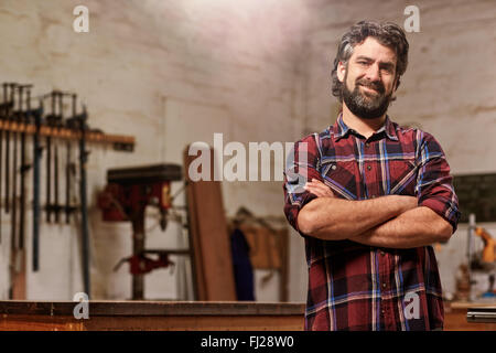 Propriétaire de petite entreprise de menuiserie smiling with arms crossed Banque D'Images