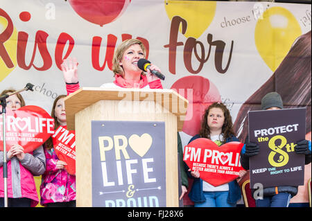 Jeune femme parle à un pro-vie avortement anti rassemblement à Cork, Irlande Banque D'Images