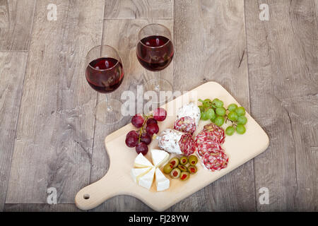 Viande et fromage avec des verres de vin rouge. Banque D'Images