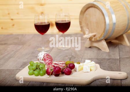 La vie toujours avec le vin rouge et le tonnelet en bois (Shallow DOF). Banque D'Images