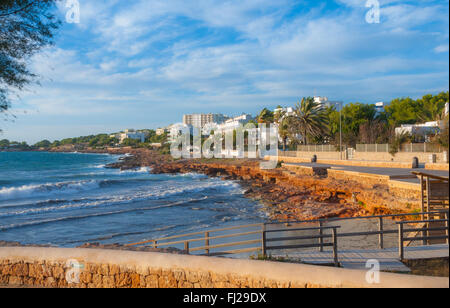 Côte d'or d'Ibiza comme vu de St Antoni de Portmany, Ibiza, Baléares le barattage de la mer de vagues sur les rochers le long du rivage que su Banque D'Images