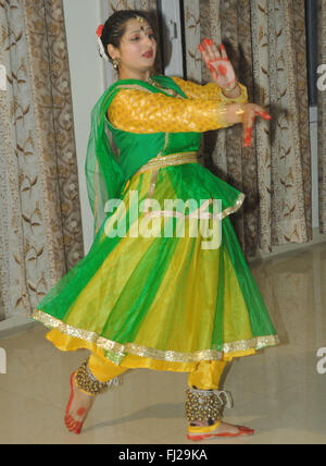 Patiala, Inde. 05Th Feb 2016. Le punjabi university student Shruti Gupta, visant à saisir le Limca Book of Records, effectuer au cours d'une soirée de musique classique organisé par Rotary Club Patiala Midtown. Elle a effectué le kathak à une altitude de 5 242 m (17 198 pieds) pour sept minutes au-dessous de zéro la température au Col Baralacha dans Lahaul et Spiti district de Himachal Pradesh. Elle a battu le record précédent de 7 217,84 pieds qui avait été fait à Bilaspur. © Rajesh Sachar/Pacific Press/Alamy Live News Banque D'Images