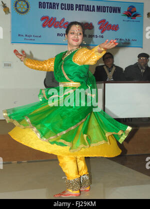 Patiala, Inde. 05Th Feb 2016. Le punjabi university student Shruti Gupta, visant à saisir le Limca Book of Records, effectuer au cours d'une soirée de musique classique organisé par Rotary Club Patiala Midtown. Elle a effectué le kathak à une altitude de 5 242 m (17 198 pieds) pour sept minutes au-dessous de zéro la température au Col Baralacha dans Lahaul et Spiti district de Himachal Pradesh. Elle a battu le record précédent de 7 217,84 pieds qui avait été fait à Bilaspur. © Rajesh Sachar/Pacific Press/Alamy Live News Banque D'Images