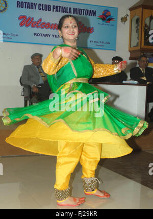 Patiala, Inde. 05Th Feb 2016. Le punjabi university student Shruti Gupta, visant à saisir le Limca Book of Records, effectuer au cours d'une soirée de musique classique organisé par Rotary Club Patiala Midtown. Elle a effectué le kathak à une altitude de 5 242 m (17 198 pieds) pour sept minutes au-dessous de zéro la température au Col Baralacha dans Lahaul et Spiti district de Himachal Pradesh. Elle a battu le record précédent de 7 217,84 pieds qui avait été fait à Bilaspur. © Rajesh Sachar/Pacific Press/Alamy Live News Banque D'Images