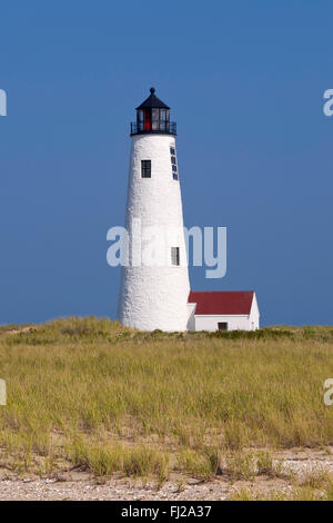 Grand Point Lighthouse se trouve sur zone herbeuse à sec en été à l'intérieur de l'Coskata-Coatue Wildlife Refuge sur l'île de Nantucket dans le Massachusetts. Banque D'Images