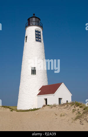 Grand point lighthouse tower à l'intérieur wildlife refuge sur l'île de Nantucket, un jour d'été dans le Massachusetts. Banque D'Images