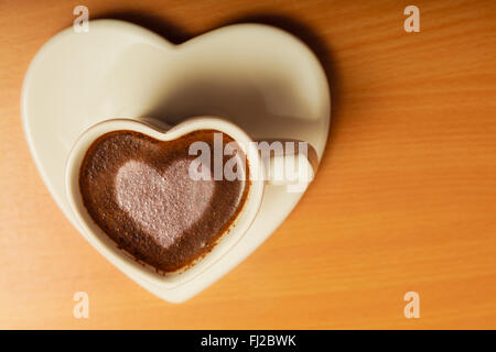 Au café tasse mug en forme de coeur avec amour modèle signe Banque D'Images