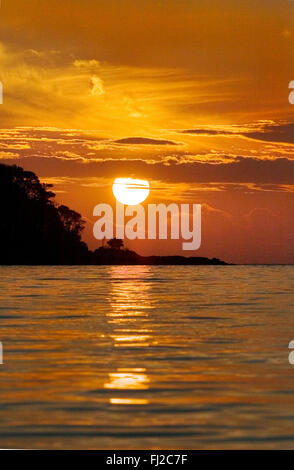 Un lever du soleil tropical sur le Nord de la mer d'Andaman au large de la côte de Ko Surin Nuea Île dans le Parc National de Mu Koh Surin, Thaïlande Banque D'Images