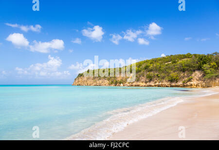 Dickenson Bay Beach au nord Antigua avec ciel bleu et mer turquoise sur une journée ensoleillée, Antigua-et-Barbuda, Antilles Banque D'Images