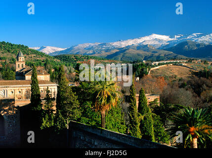 CHARLES le 5ème'S PALACE (L) et le couvert de neige SIERRA NEVADA au-dessus de Grenade comme vu de l'Alcazaba de l'ALHAMBRA Banque D'Images