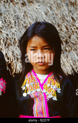 Les enfants de la tribu d'OPE tribus des collines du nord - CHIANG MAI, THAÏLANDE Banque D'Images