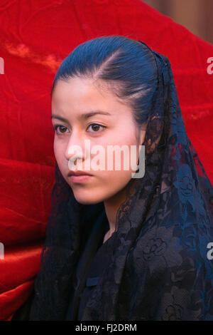 MEXICAN woman in black mantilla à Pâques PROCESSION - TEMPLO DEL ORATORIO, San Miguel de Allende, Mexique Banque D'Images