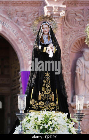 Statue de la Vierge en procession pendant la période de Pâques - TEMPLO DEL ORATORIO, San Miguel de Allende, Mexique Banque D'Images