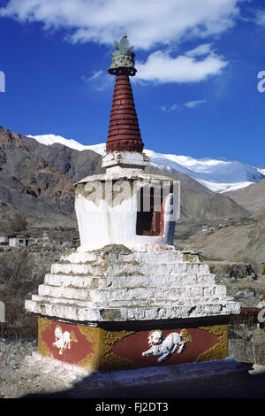 Adobe, CHORTEN peint avec de la neige Les lions sculptés sur côtés, LEKIR GOMPA (monastère) - LADAKH, INDE Banque D'Images