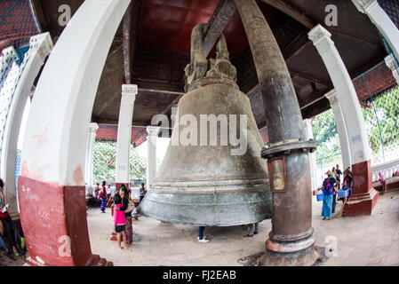 Mingun Bell Mingun Myanmar // MINGUN, Myanmar — la gigantesque cloche de Mingun est suspendue dans son pavillon près de Mingun, Myanmar. Coulé en 1808 sous le règne du roi Bodawpaya et pesant environ 90 tonnes, il est largement considéré comme la plus grande cloche sonnante du monde. L'énorme cloche en bronze mesure environ 12 pieds de hauteur et 16 pieds de diamètre. La cloche a été commandée dans le cadre des ambitieux projets de construction du roi Bodawpaya au début du XIXe siècle. Située le long de la rivière Ayeyarwady près de Mandalay, la cloche de Mingun reste un artefact religieux actif et une destination populaire pour ceux qui explorent Banque D'Images