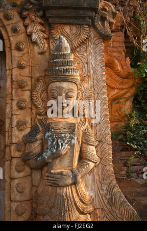 Le stuc divinités bouddhistes à NYAUNG OHAK situé à INDEIN composé d'anciens sanctuaires - Lac Inle, MYANMAR Banque D'Images