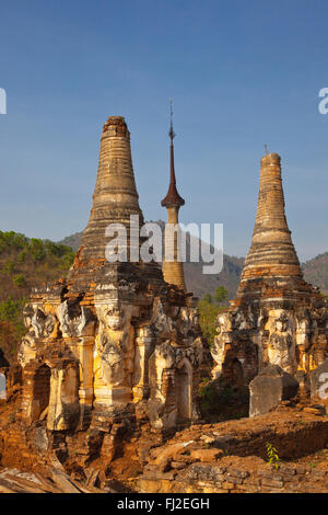 Et SHWE NYAUNG OHAK INN THEIN sont situés à INDEIN et se composent de l'ancienne et récemment construit sanctuaires bouddhistes - Lac Inle, MYA Banque D'Images