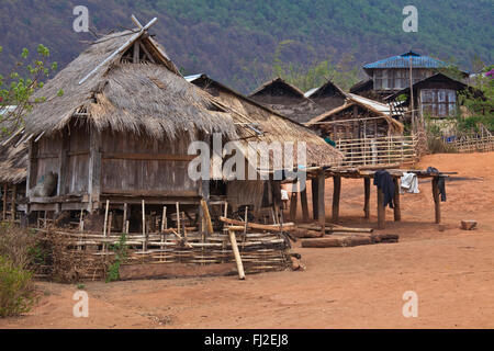 Maisons d'un village AKHA typique près de Kengtung également connu sous le nom de KYAINGTONG - Myanmar Banque D'Images