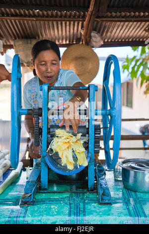 Jus de canne à sucre frais est une spécialité sur le marché central de Kengtung également connu sous le nom de KYAINGTONG - Myanmar Banque D'Images