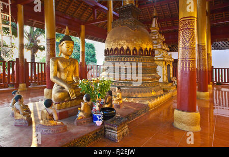 STATUE DE Bouddha du Wat Jong KHAM qui remonte au moins au 13e siècle - KENGTUNG également connu sous le nom de KYAINGTONG, MYANMAR Banque D'Images