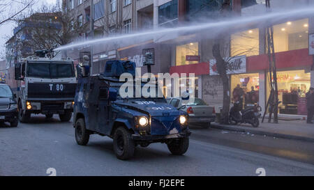 Istanbul, Turquie. 28 Février, 2016. Camion canon à eau l'eau à pulvériser les manifestants. Les pro-kurde HDP ( Parti démocratique des peuples) a essayé d'organiser un rassemblement contre l'opérations militaires en cours dans le sud-est de la Turquie, qui a coûté la vie de centaines de civils kurdes. La manifestation a été violemment dispersée par la police en utilisant des gaz lacrymogènes et un canon à eau. Credit : Willi Effenberger/Pacific Press/Alamy Live News Banque D'Images