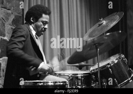 Batteur de Jazz Ronnie Cole, effectuant un ensemble avec Sammy Price, parrainé par le New Jersey Jazz Society. L'emplacement et de la date exacte est inconnue, mais il est probable en 1981 dans le New Jersey. Banque D'Images